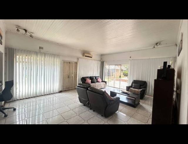 5 BEDROOM HOUSE FOR SALE IN PRIMROSE EAST